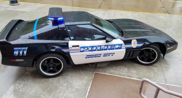 General Motors никога не е модифицирал дългогодишния Corvette за полицейска употреба. Както и да е, някои агенции са разполагали или разполагат с коли Corvette, които са били конфискувани от престъпници. Полицейското управление на Сиукс Сити, например, конфискува модел Vette от 1986 г. в началото на 90-те години.

От 1996 г. отделът използва спортния автомобил с V8 двигател, за да популяризира своята програма за обучение за устойчивост срещу злоупотреба с наркотици. Knoepfler Chevrolet прави редица големи промени по автомобила през 2018 г. Като част от възстановяването дилърът сменя вътрешното осветление със светодиоди. Черни джанти и нископрофилна светлинна лента също правят впечатление, заедно с нова таванна облицовка, нови стелки, както и нова централна конзола.

За 1986 г. C4 предлага 230 или 235 конски сили. С тегло от 1407 килограма Chevrolet Corvette от 1986 г. развива максимална скорост от 241 км/ч според оценка на GM.
